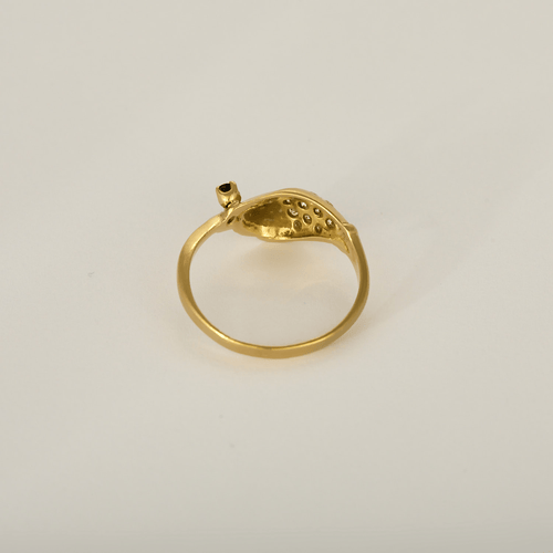 54 Bague en or jaune à motif de main stylisée, saphir et diamants : 0,10 carat 58 Facettes DV34342-3