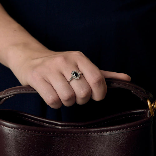58 Bague marguerite en or blanc, saphir : 0,45 carat et diamants : 0,10 carat 58 Facettes DV33966-1