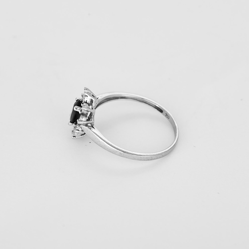 58 Bague marguerite en or blanc, saphir : 0,45 carat et diamants : 0,10 carat 58 Facettes DV33966-1