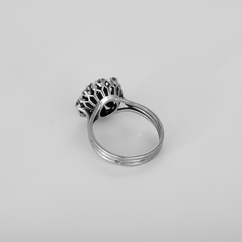 52.5 Bague marguerite en or blanc et diamants : 0,08 carat 58 Facettes DV34342-1