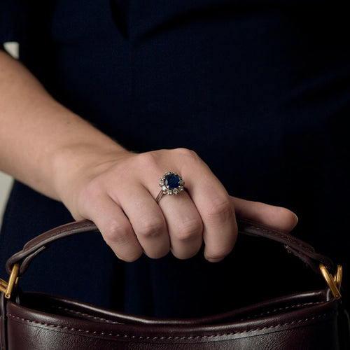 Bague Marguerite en or blanc, saphir et diamants
