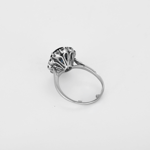 Bague Marguerite en or blanc, saphir et diamants