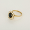 Bague marguerite en or jaune, diamants et saphir