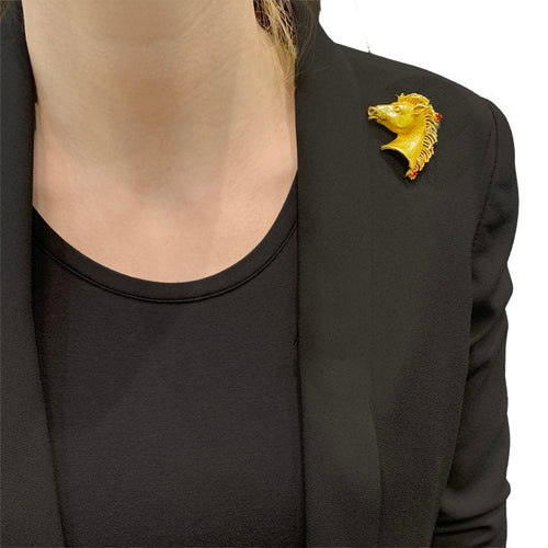 Broche Broche "protomée de cheval", or jaune, diamants, rubis, saphir et émeraude. 58 Facettes 35110