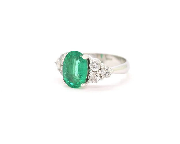 Bague Bague en or blanc 18 ct avec émeraude de Zambie 3,47 ct et diamants 58 Facettes 12256