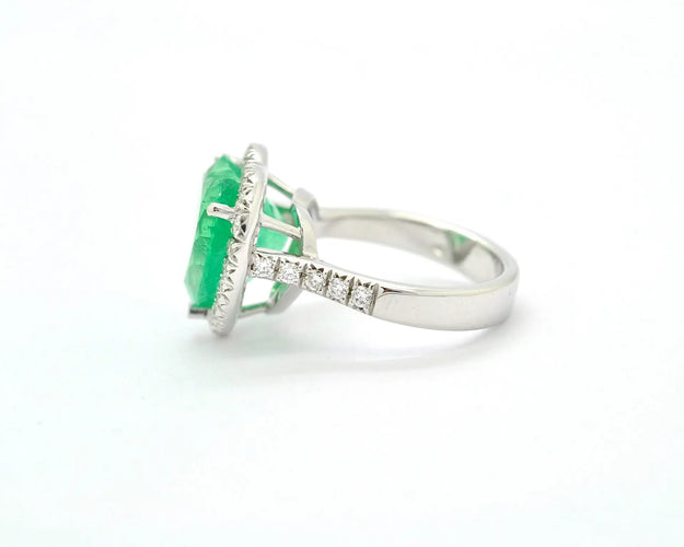 Bague 52 Bague en or blanc 18 kt avec émeraude de Colombie 6,60 ct et diamants 58 Facettes 9698