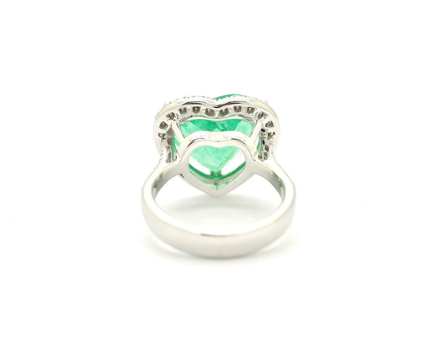 Bague 52 Bague en or blanc 18 kt avec émeraude de Colombie 6,60 ct et diamants 58 Facettes 9698