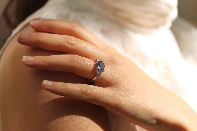 Bague 53 Bague en or blanc 18k au saphir de Ceylan et diamants 58 Facettes 23834 / 23852