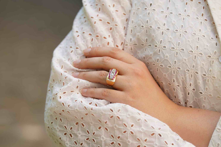 Bague 58 Bague tank 1940 en or jaune 18k et platine, diamants et rubis 58 Facettes 24715