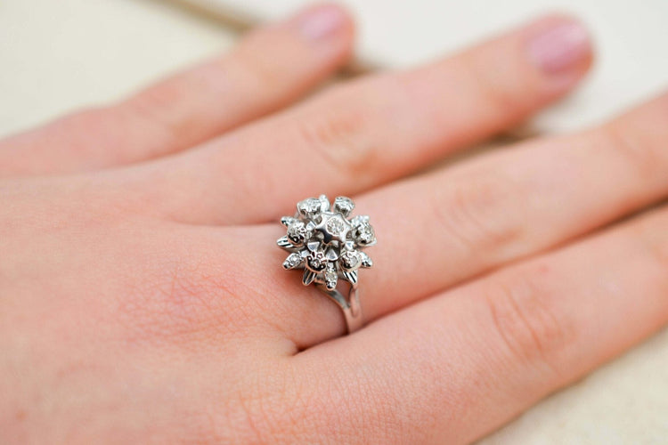 Bague 58 Bague florale en or blanc 18 carats et diamants 58 Facettes 3684