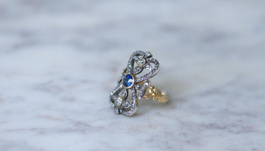 Bague 52.5 Bague ancienne entourage en or jaune 18kt et argent, saphir et diamants 58 Facettes