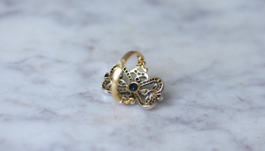 Bague 52.5 Bague ancienne entourage en or jaune 18kt et argent, saphir et diamants 58 Facettes
