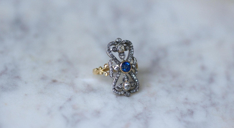 Bague 52.5 Bague ancienne entourage en or jaune 18kt et argent, saphir et diamants 58 Facettes