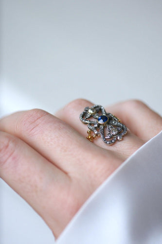 Bague 52.5 Bague ancienne entourage en or jaune 18kt et argent, saphir et diamants 58 Facettes