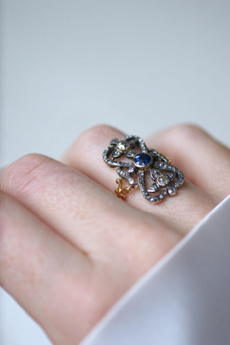 Bague 52.5 Bague ancienne entourage en or jaune 18kt et argent, saphir et diamants 58 Facettes