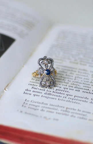 Bague 52.5 Bague ancienne entourage en or jaune 18kt et argent, saphir et diamants 58 Facettes