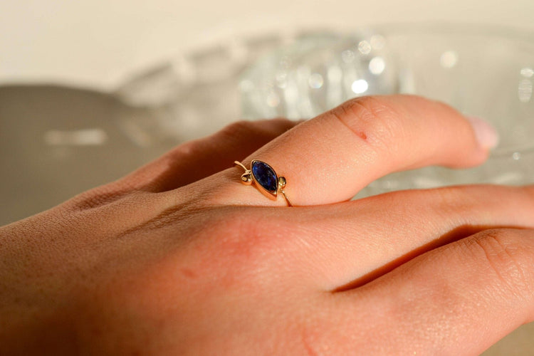 Bague 50 Bague taille navette en or jaune 18 carats et saphir 58 Facettes 3779