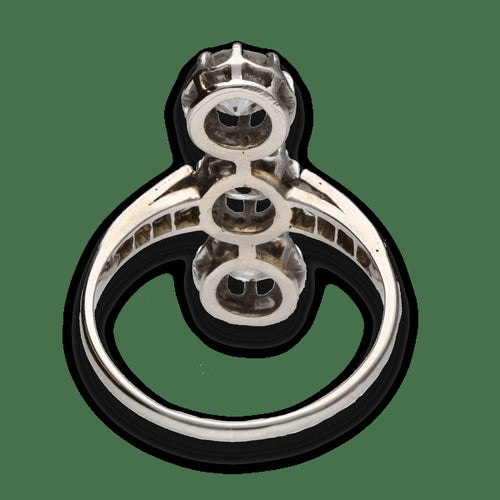 Bague 55 Bague ancienne vers 1930 en or gris 18K et platine avec 3 diamants taille ancienne - Taille 55 58 Facettes FB09772