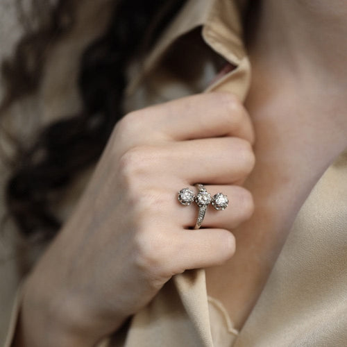 Bague 55 Bague ancienne vers 1930 en or gris 18K et platine avec 3 diamants taille ancienne - Taille 55 58 Facettes FB09772