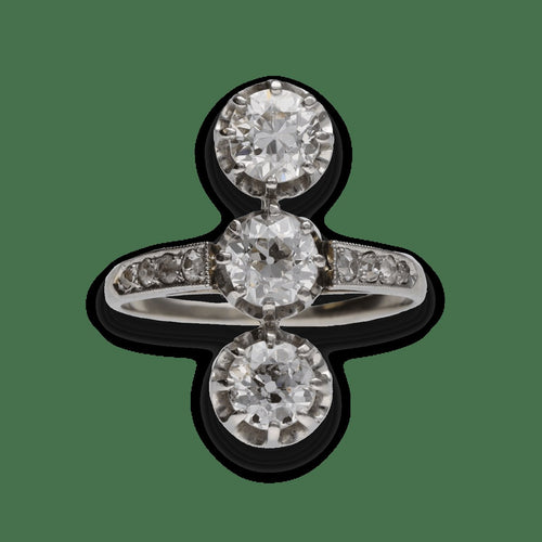 Bague 55 Bague ancienne vers 1930 en or gris 18K et platine avec 3 diamants taille ancienne - Taille 55 58 Facettes FB09772