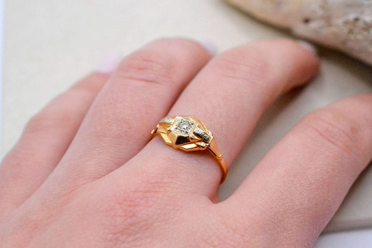Bague 56 Bague Art Déco en or jaune et blanc 18 carats et diamant 58 Facettes 3830