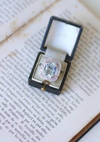 https://cdn.shopify.com/s/files/1/0075/4588/0666/files/bague-art-deco-octogonale-aigue-marine-490-cts-et-diamants-5228429.jpg?v=1758624591