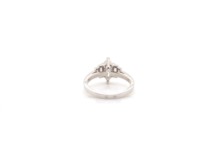 Bague 53 Bague en platine avec diamant navette et diamants baguette 58 Facettes 24035 / 24036