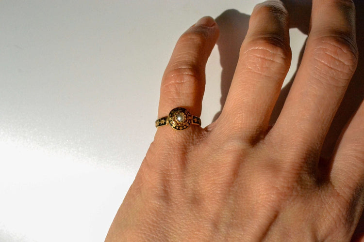 Bague 44 Bague émaillée étoilée en or jaune 18 carats et perle 58 Facettes 3890