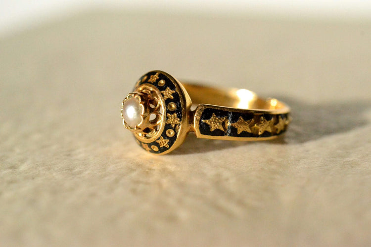 Bague 44 Bague émaillée étoilée en or jaune 18 carats et perle 58 Facettes 3890