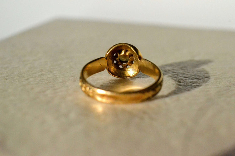 Bague 44 Bague émaillée étoilée en or jaune 18 carats et perle 58 Facettes 3890