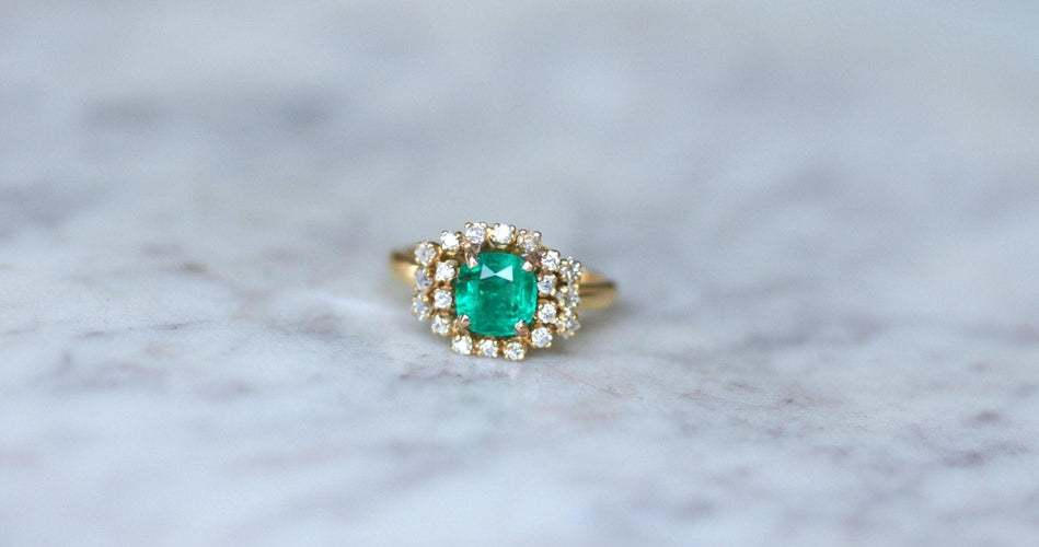 Bague 56 Bague émeraude coussin 1,52 cts en or jaune et diamants 58 Facettes