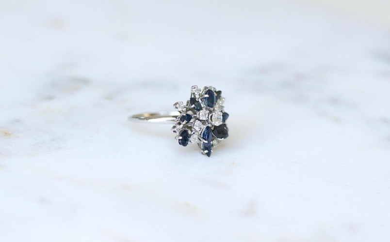 Bague 58.5 Bague cocktail monture fil en or blanc 18kt, saphirs et diamants 58 Facettes