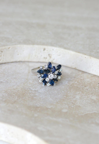 Bague 58.5 Bague cocktail monture fil en or blanc 18kt, saphirs et diamants 58 Facettes