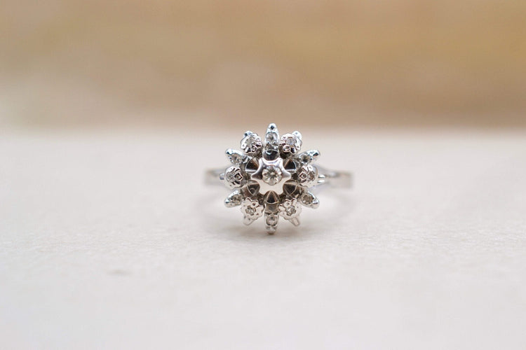 Bague 58 Bague florale en or blanc 18 carats et diamants 58 Facettes 3684