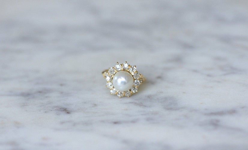Bague 50 Bague marguerite ancienne en or jaune 18kt, diamants et perle fine 58 Facettes