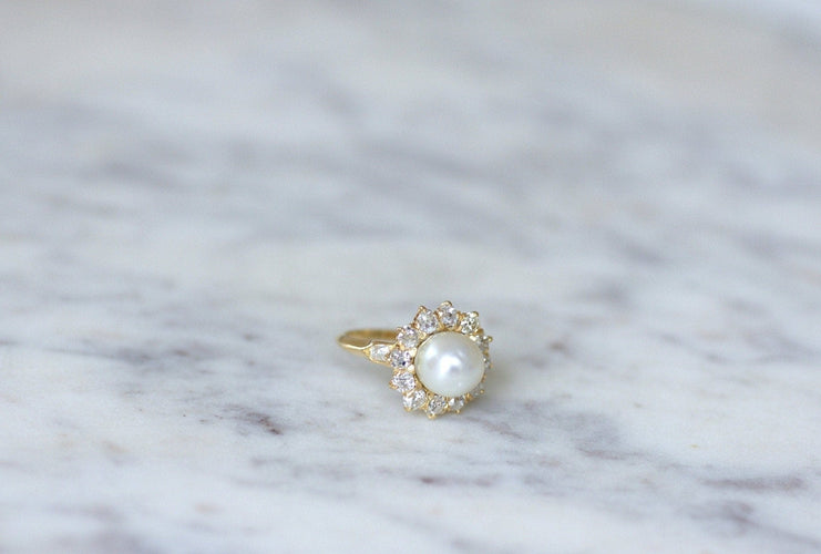Bague 50 Bague marguerite ancienne en or jaune 18kt, diamants et perle fine 58 Facettes