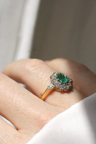 Bague 65 Bague marguerite en or jaune et blanc 18k, émeraude et diamants 58 Facettes