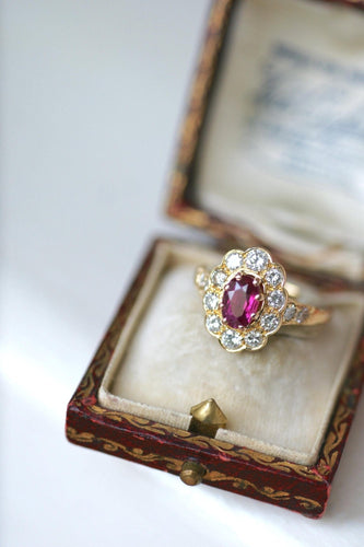 Bague 59 Bague marguerite ovale en or jaune 18k et rubis, diamants 58 Facettes