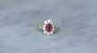 Bague 59 Bague marguerite ovale en or jaune 18k et rubis, diamants 58 Facettes