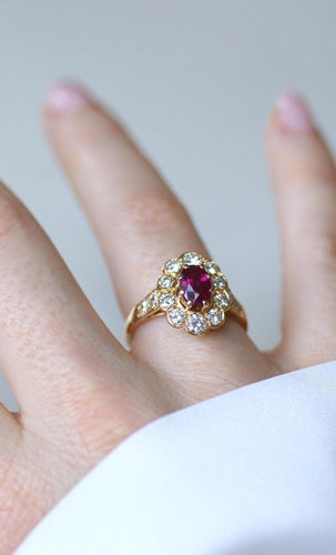 Bague 59 Bague marguerite ovale en or jaune 18k et rubis, diamants 58 Facettes