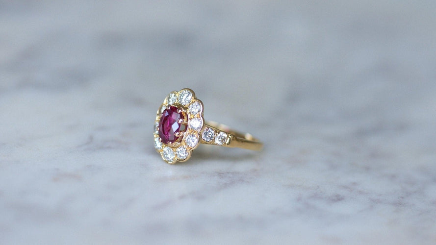 Bague 59 Bague marguerite ovale en or jaune 18k et rubis, diamants 58 Facettes