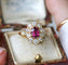 Bague 59 Bague marguerite ovale en or jaune 18k et rubis, diamants 58 Facettes