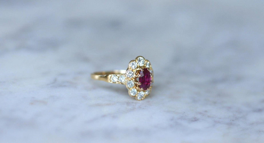 Bague 59 Bague marguerite ovale en or jaune 18k et rubis, diamants 58 Facettes