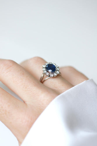 Bague 53.5 Bague marguerite saphir 2,40 ct et diamants en or blanc 18k 58 Facettes
