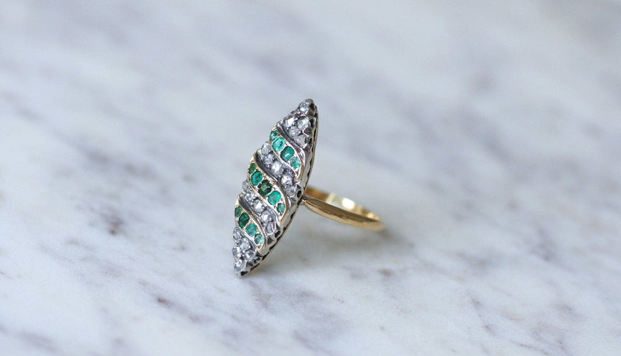 Bague 65 Bague marquise pavée en or jaune 18kt et diamants, émeraudes 58 Facettes