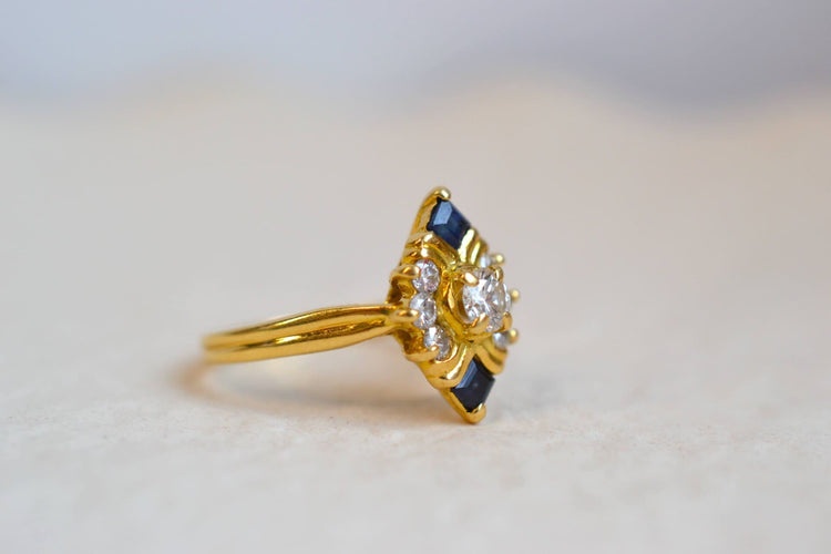 Bague 51.5 Bague marquise en or jaune 18 carats et saphirs carrés, diamants 58 Facettes 3124