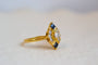 Bague 51.5 Bague marquise en or jaune 18 carats et saphirs carrés, diamants 58 Facettes 3124