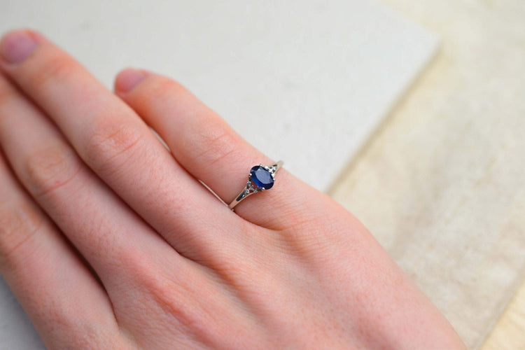 Bague 47 Bague solitaire saphir ovale en or blanc 14k et diamants 58 Facettes 3759