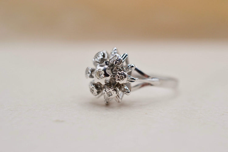 Bague 58 Bague florale en or blanc 18 carats et diamants 58 Facettes 3684