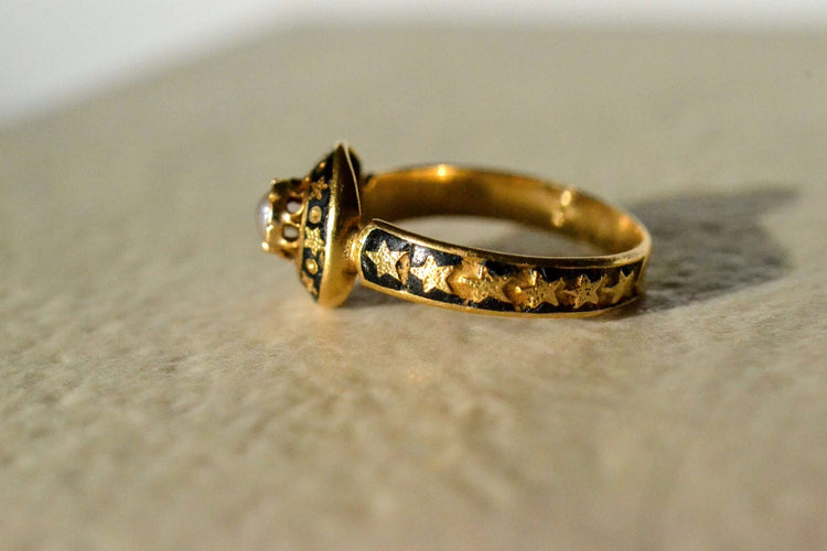 Bague 44 Bague émaillée étoilée en or jaune 18 carats et perle 58 Facettes 3890